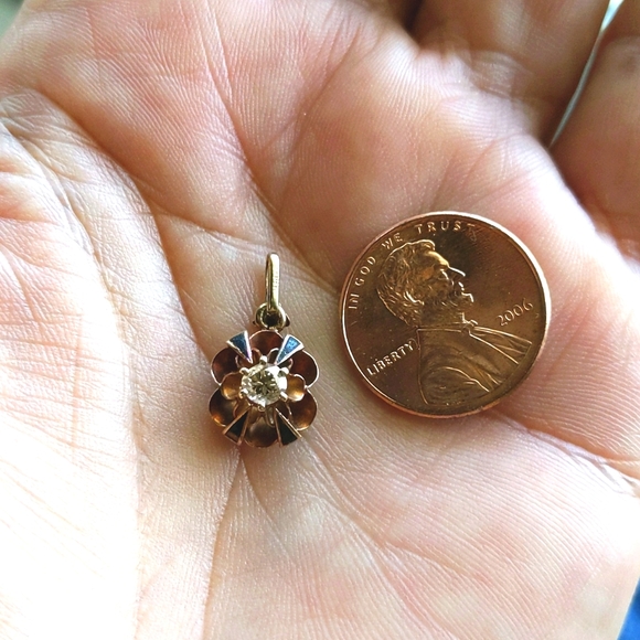 Gold flower with diamond accent and 4 Onix triangles. - Picture 1 of 5